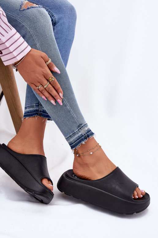 Pantoufles légères Pantoufles pour femmes avec une plateforme couleur noire Xalvania