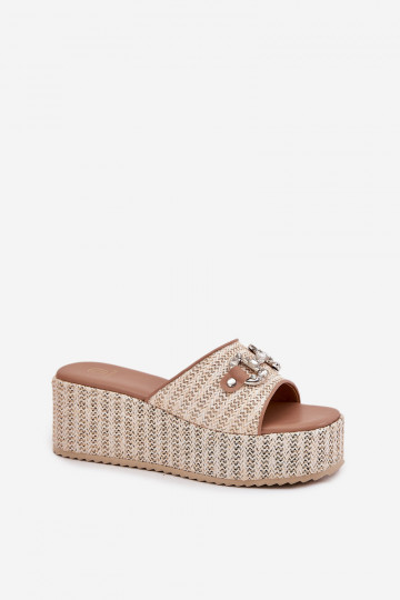Damenhausschuhe Auf einem Keil Mit Zopf Und Dekoration Beige Isolene 2