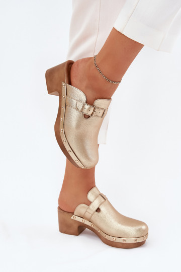 Chaussons Sabots Féminin avec des talons avec boucles couleur dorée Veldexina