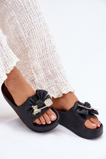 Pantoufles pour femmes Pantoufles légères avec une plateforme avec des rubans I Broszką couleur noire Il fautrlize