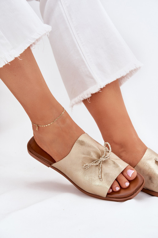 Pantoufles pour femmes avec des talons larges Avec des décorations DANSiązaniem couleur dorée Norela