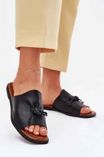 Dames slippers met brede hakken en sierlijke strik Norela zwarte kleur