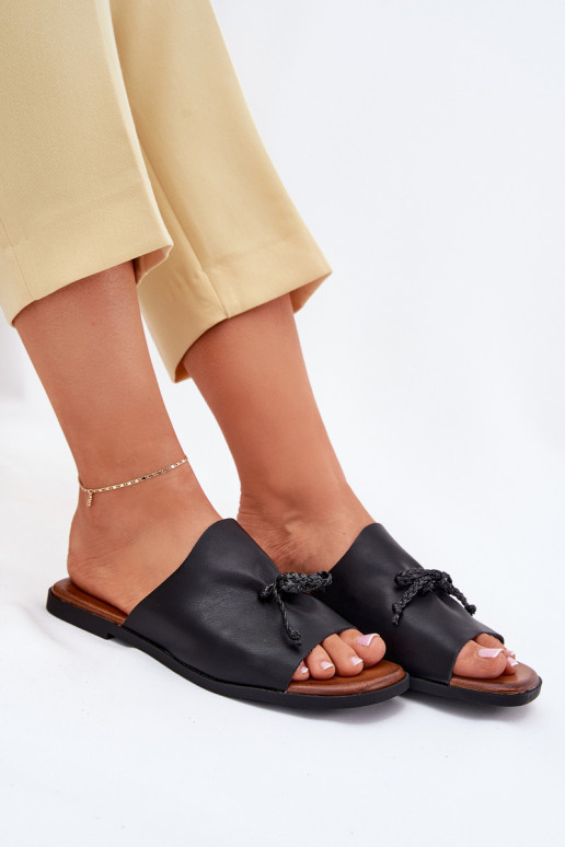 Pantoufles pour femmes avec des talons larges Avec des décorations DANSiązaniem couleur noire Norela