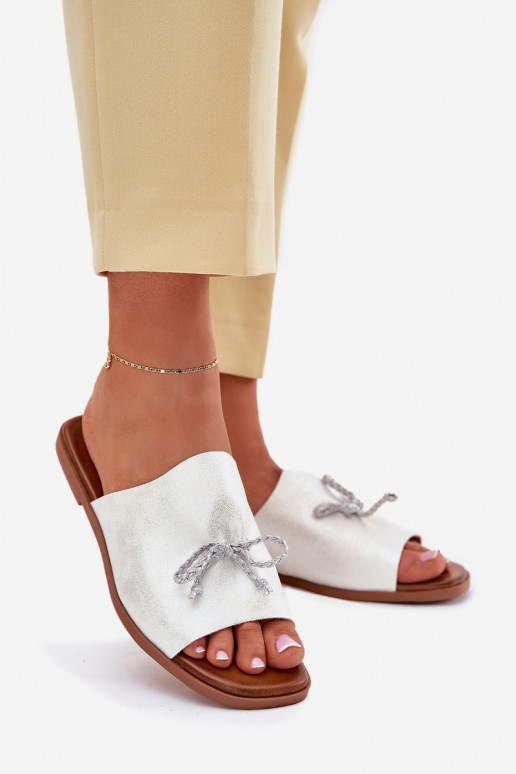 Pantoufles pour femmes avec des talons larges Avec des décorations DANSiązaniem couleur argent Norela Pantoufles pour femmes avec des talons larges Avec des décorations DANSiązaniem couleur argent Norela