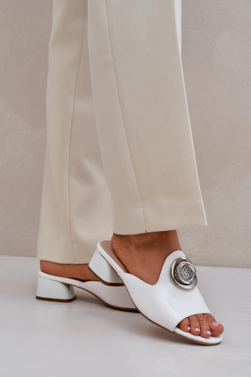 Witte elegante slippers voor dames met lage hakken en ornamenten "Feledis"