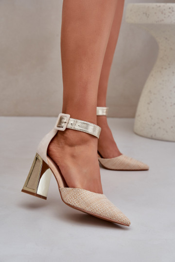 Gouden sandalen met hakken...