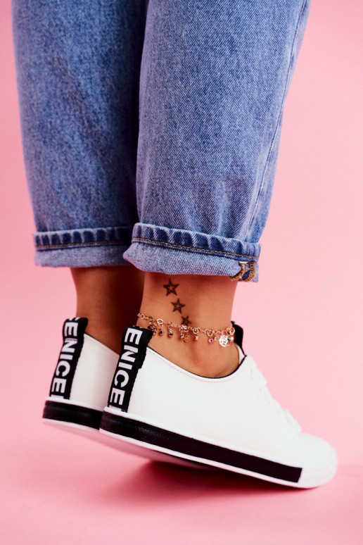 Baskets modèle classique couleur noire Ville