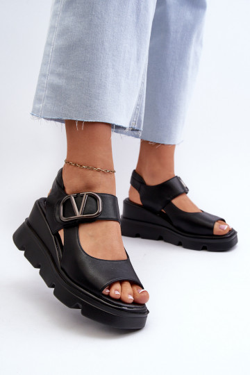 Sandales pour femmes Sur un coin et plateforme en cuir écologique couleur noire Triaola