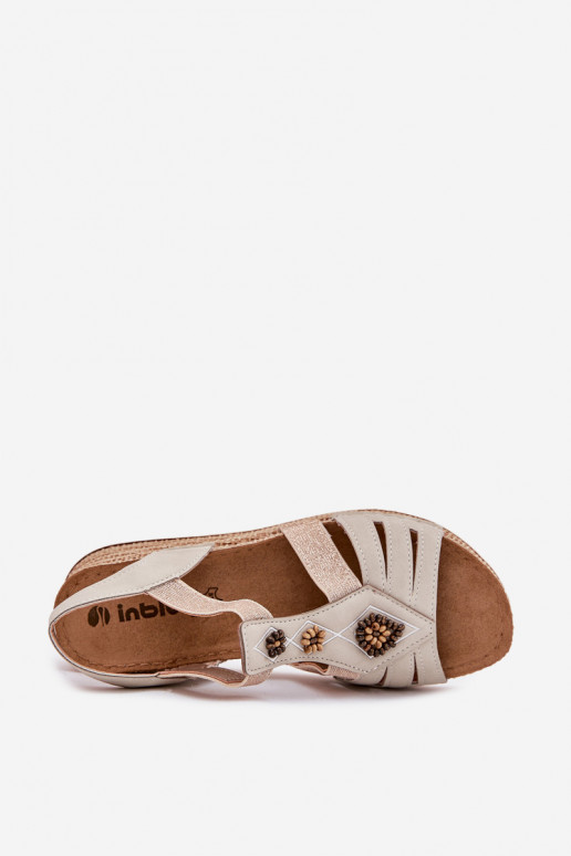 Sandales pour femmes Sur un coin avec de beaux détails Inblu RV000015 couleur ivoire Sandales pour femmes Sur un coin avec de beaux détails Inblu RV000015 couleur ivoire