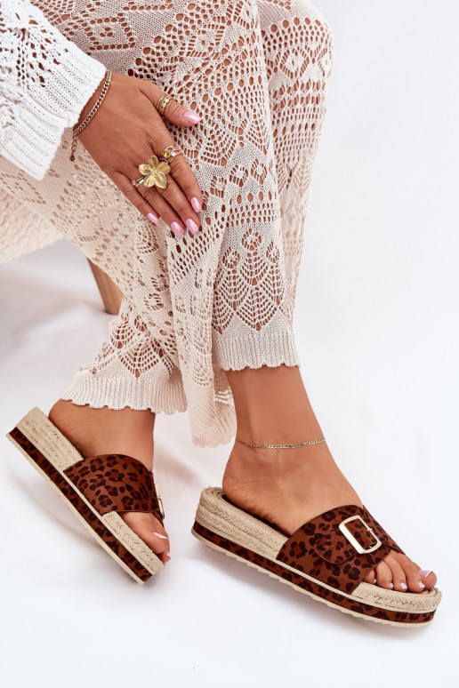 Pantoufles pour femmes avec une plateforme avec boucles dorées avec des motifs en fourrure de léopard Selira