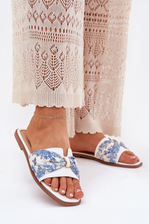 Pantoufles pour femmes avec des talons larges avec des rubans couleur blanche Avenza Pantoufles pour femmes avec des talons larges avec des rubans couleur blanche Avenza