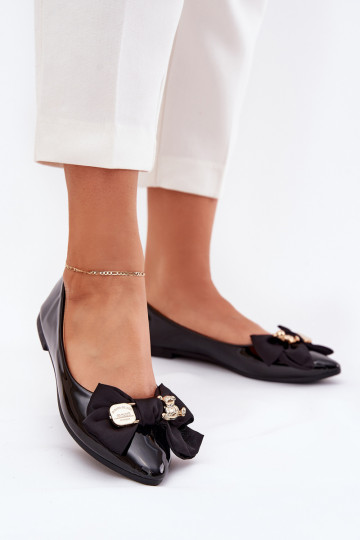 Lackierte Ballerinas mit Bändern I Złotą Broszką schZuarze Farbe Rivona