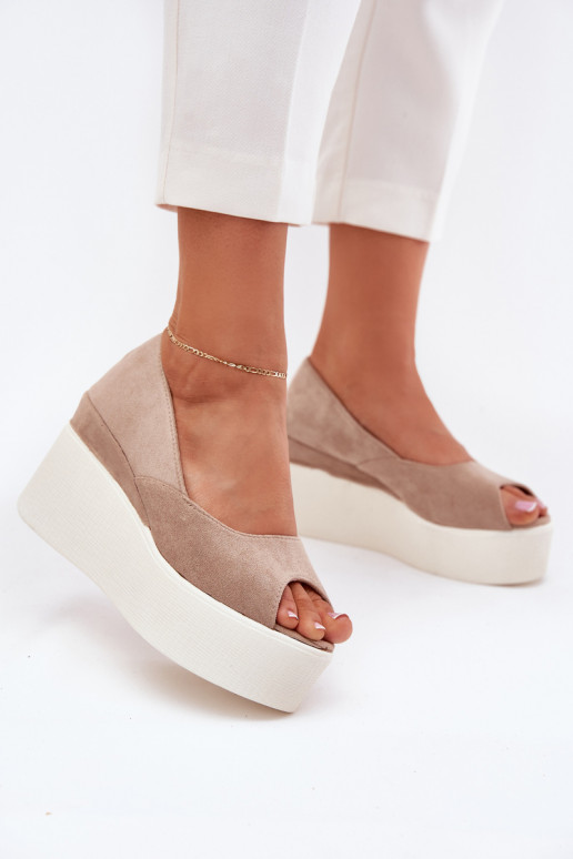 Sandales pour femmes Sur un coin et plateforme beige Felyra