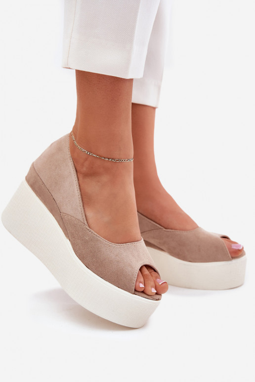 Sandales pour femmes Sur un coin et plateforme beige Felyra