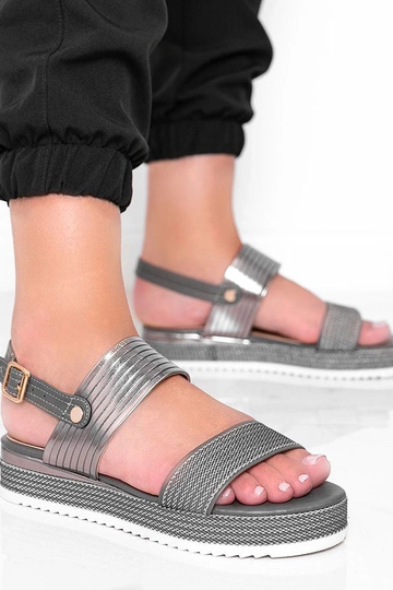 Graue Sandalen auf dicker Sohle, „Senorita"