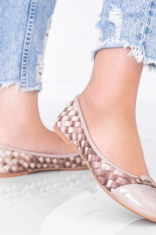 Sandfarbene Schuhe mit...