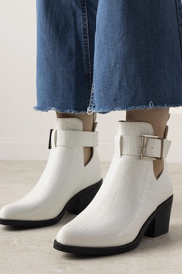 Bottines blanches à talon... 2