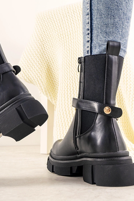 Schwarze Stiefeletten mit Trinity-Kette Schwarze Stiefeletten mit Trinity-Kette