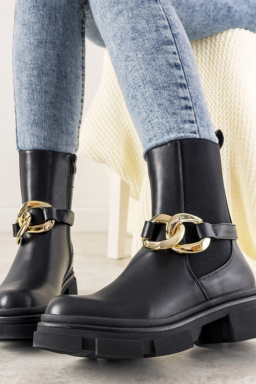 Schwarze Stiefeletten mit Trinity-Kette Schwarze Stiefeletten mit Trinity-Kette