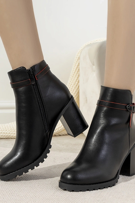 Schwarze isolierte Stiefel mit... Schwarze isolierte Stiefel mit...