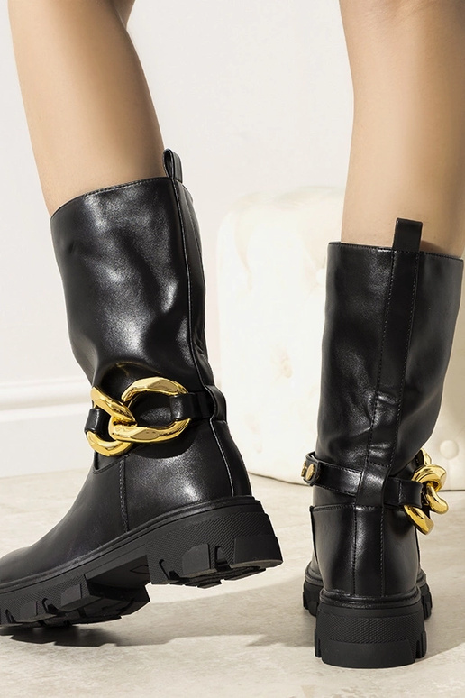 Bottines noires isolées avec chaîne... Bottines noires isolées avec chaîne...