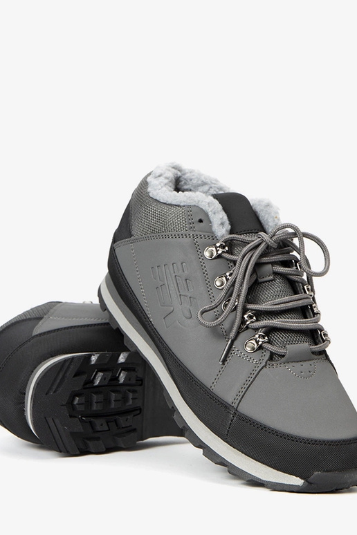 Chaussures de sport isolantes grises... Chaussures de sport isolantes grises...