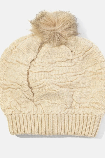 Beige Damenmütze mit Pompon...