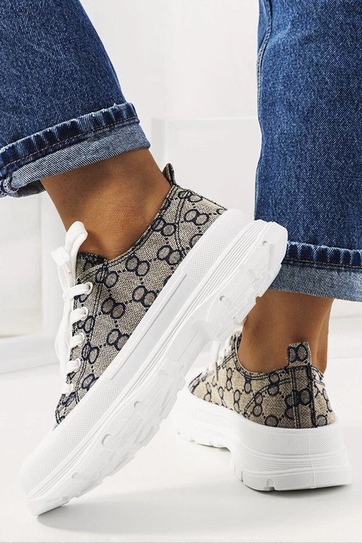 Baskets bleues et sable, « Waters »