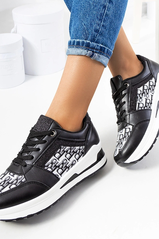 Sorte sportssko sneakers med en tyk... Sorte sportssko sneakers med en tyk...