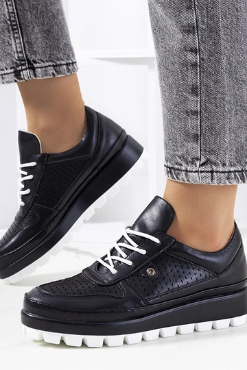Schwarze durchbrochene Sportschuhe, „Assels" 2