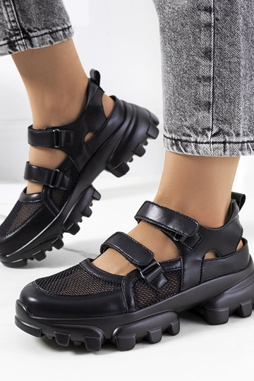 Zwarte sneakers op een...