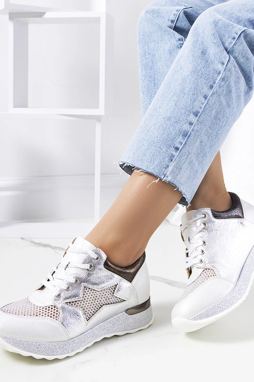 Hvide metalliske sneakers med snøre... Hvide metalliske sneakers med snøre...