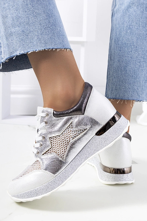 Hvide metalliske sneakers med snøre... Hvide metalliske sneakers med snøre...