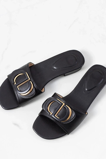 Schwarze Slipper auf... 2