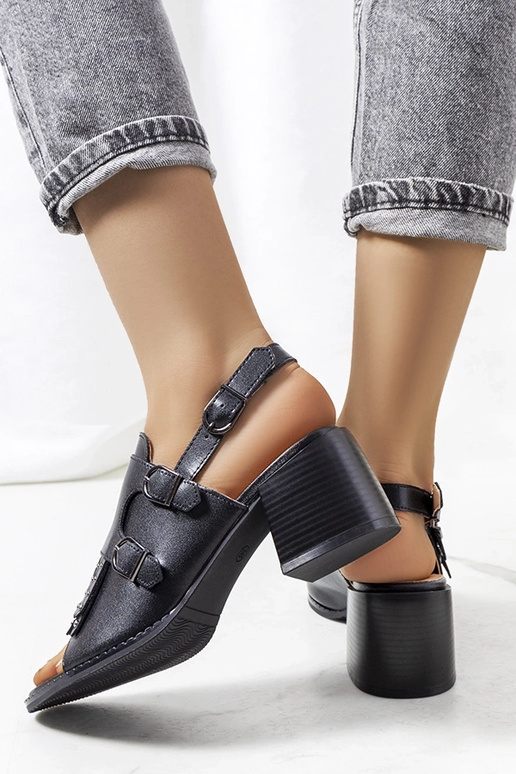 Schwarze Ledersandalen mit...