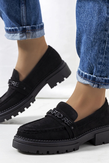 Zwarte mocassins op...