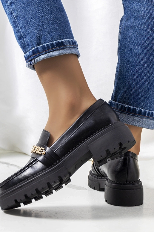 Mocassins noirs à semelle haute, «... Mocassins noirs à semelle haute, «...