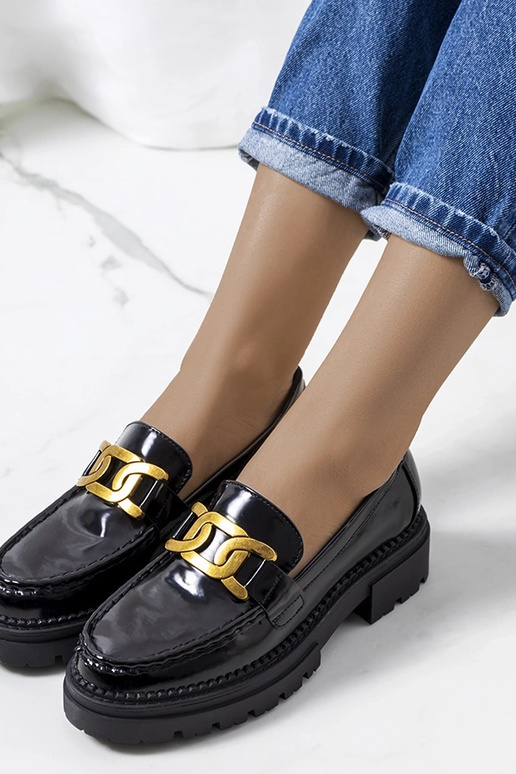 Schwarze Mokassins auf hoher Sohle,...