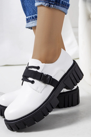 Weiße Schuhe mit...