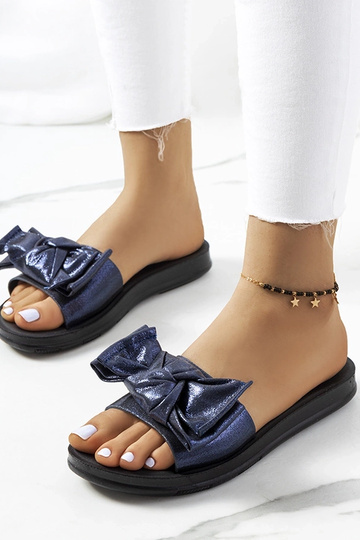 Marineblaue Flip-Flops mit glänzender Schleife Sora