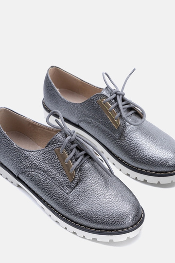 Grau glänzende Kinderschuhe... 2