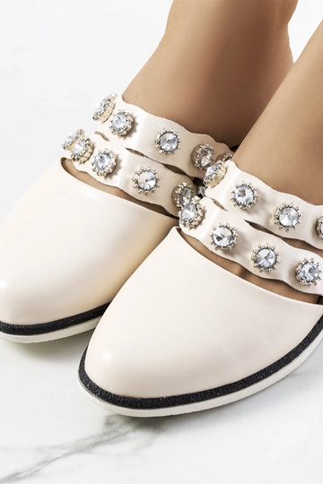 Zandkleurige slippers versierd met studs, „Asselt" 2