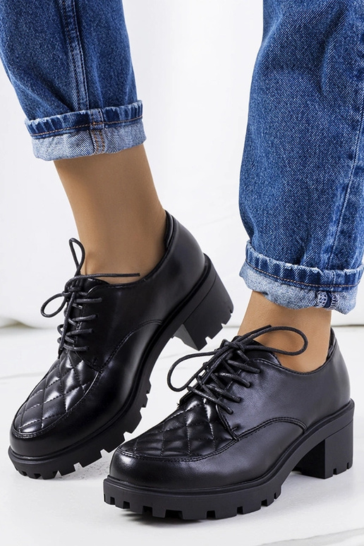 Zwarte halfhoge schoenen op dikke...