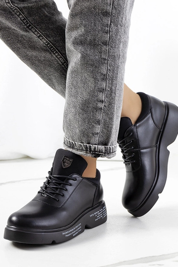 Baskets de sport noires, «...