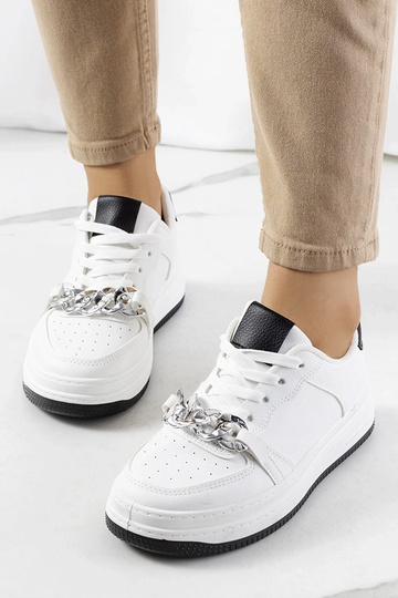 Hvide sneakers med Maring-kæde 2