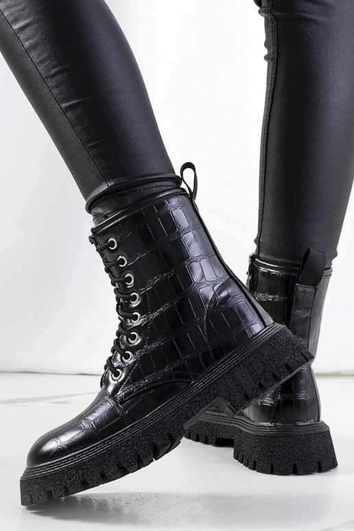 Bottes noires, « Raisa »