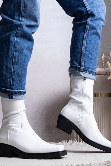 Bottes blanches à talons, «...