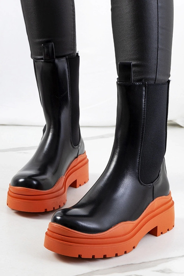 Schwarze Stiefel mit orangefarbener Sohle, „Nester"