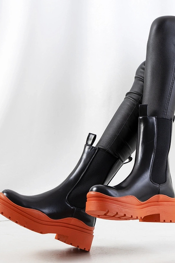 Schwarze Stiefel mit orangefarbener Sohle, „Nester" 2