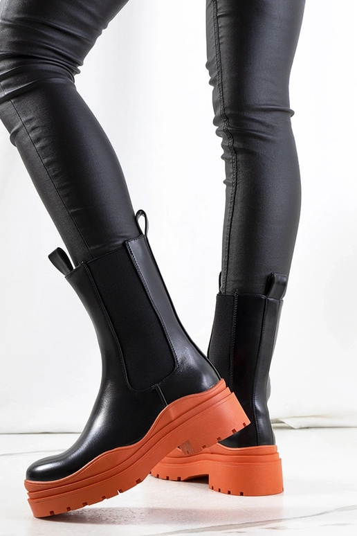 Bottes noires avec semelle orange, «...